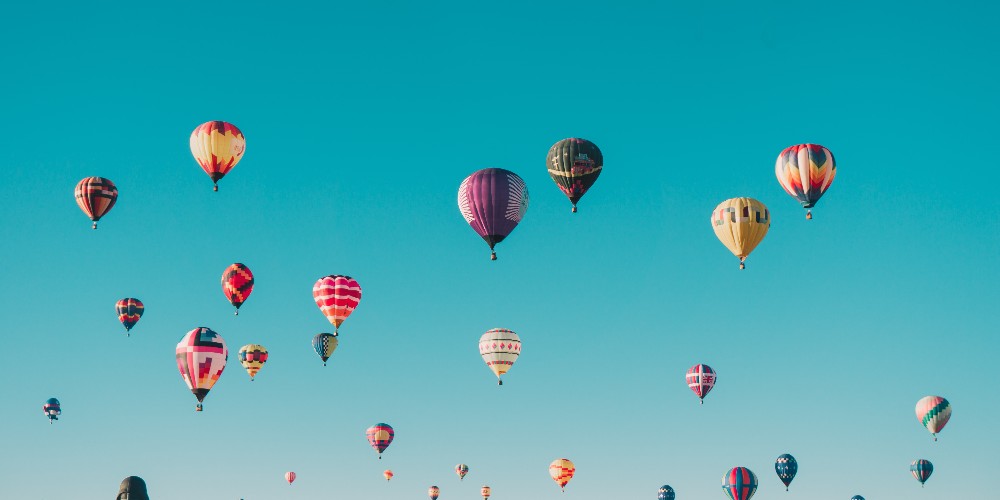 Twitterで新商品を紹介する 熱気球が空を漂っている