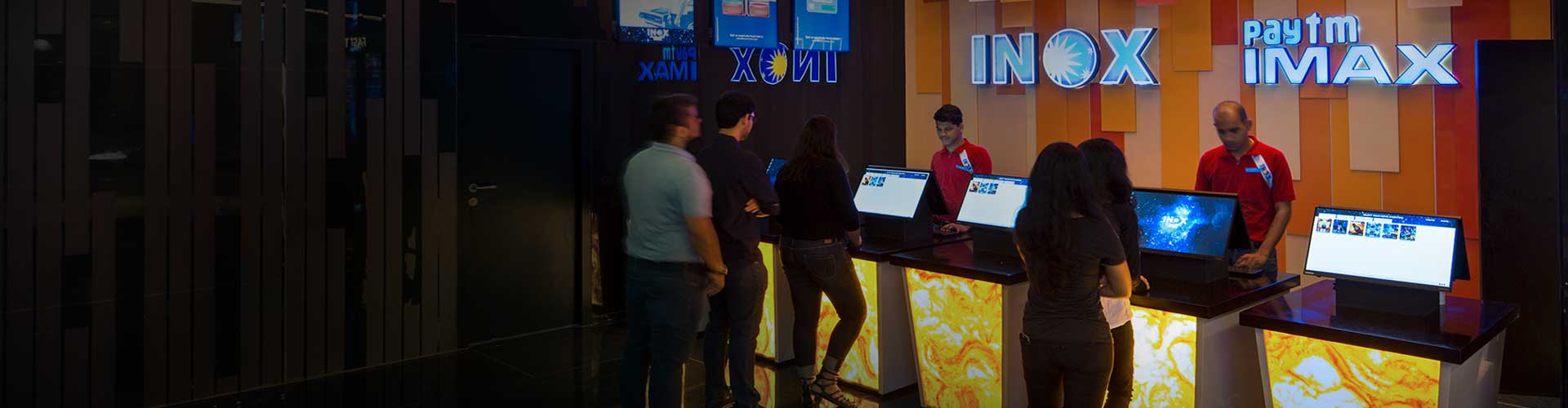 يصطف عملاء سينما INOX leisure ويقدم الموظفون لهم الخدمات