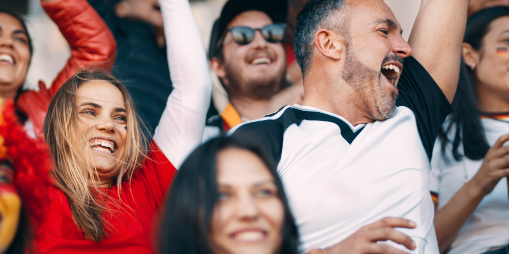 Foto de personas animando en un evento deportivo