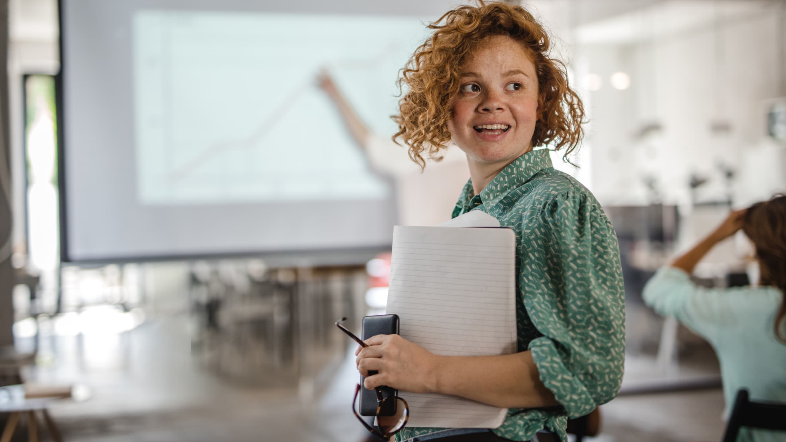 Femmes qui tapent à l'ordinateur