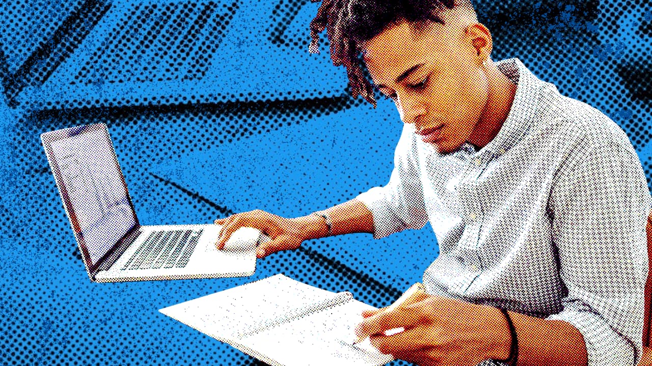 رجل يستخدم جهاز كمبيوتر محمولًا ويدوّن ملاحظات حول حملة إعلانات Twitter