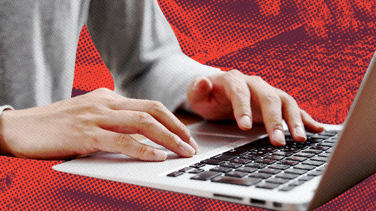 Hände tippen auf Laptop für Twitter Ads-Targeting