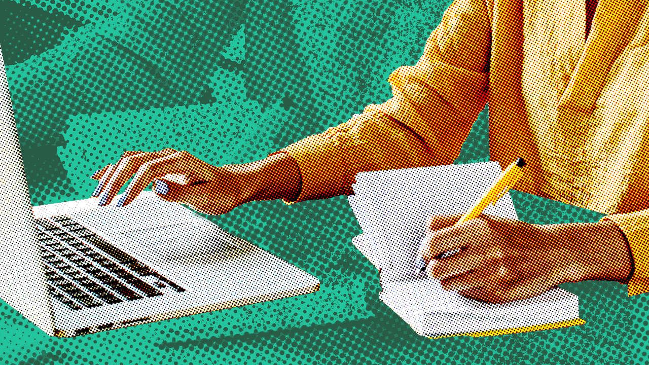 Frau benutzt Laptop und schreibt in Notizblock bezüglich Best Practices für Anzeigen