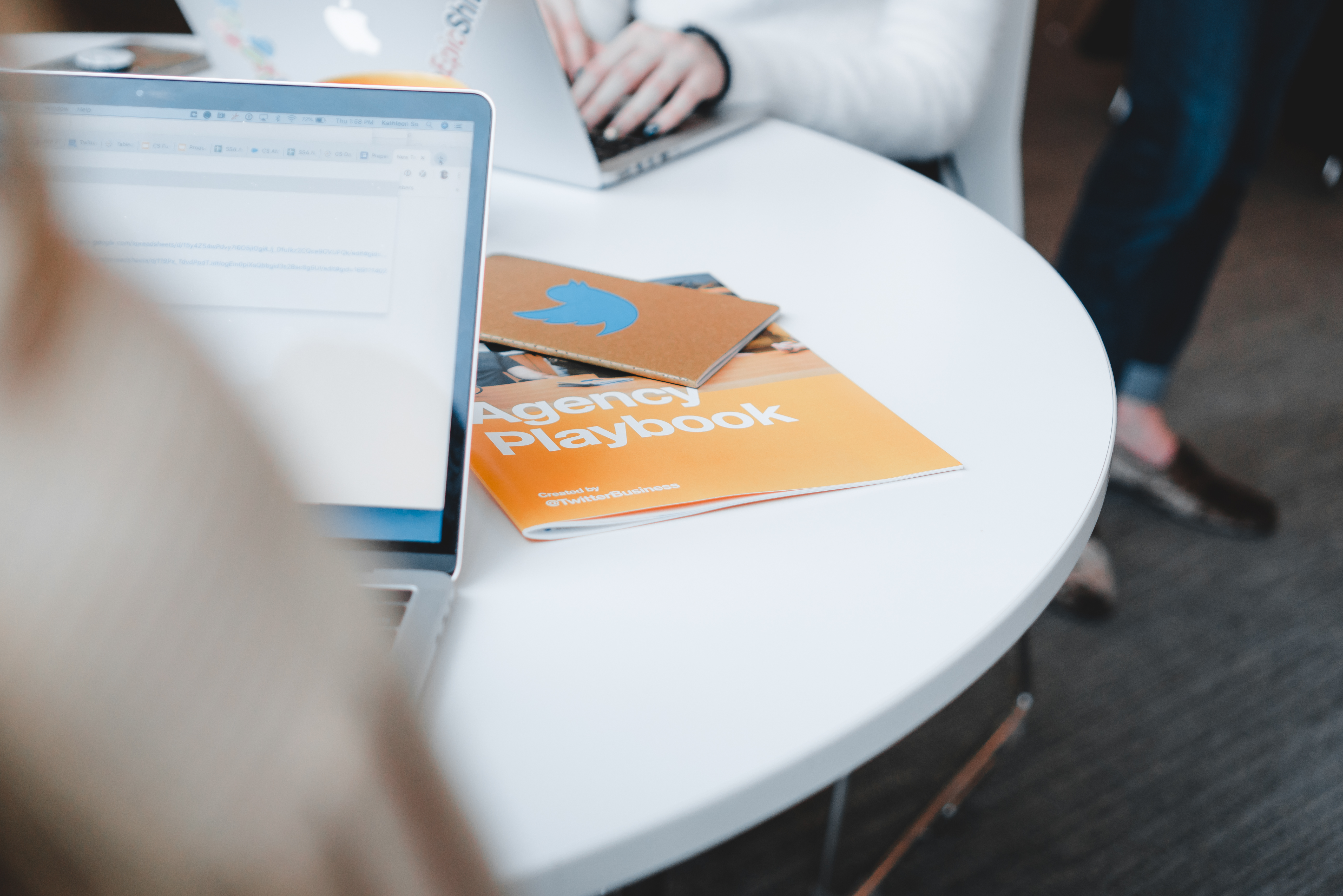 テーブルに置いた資料