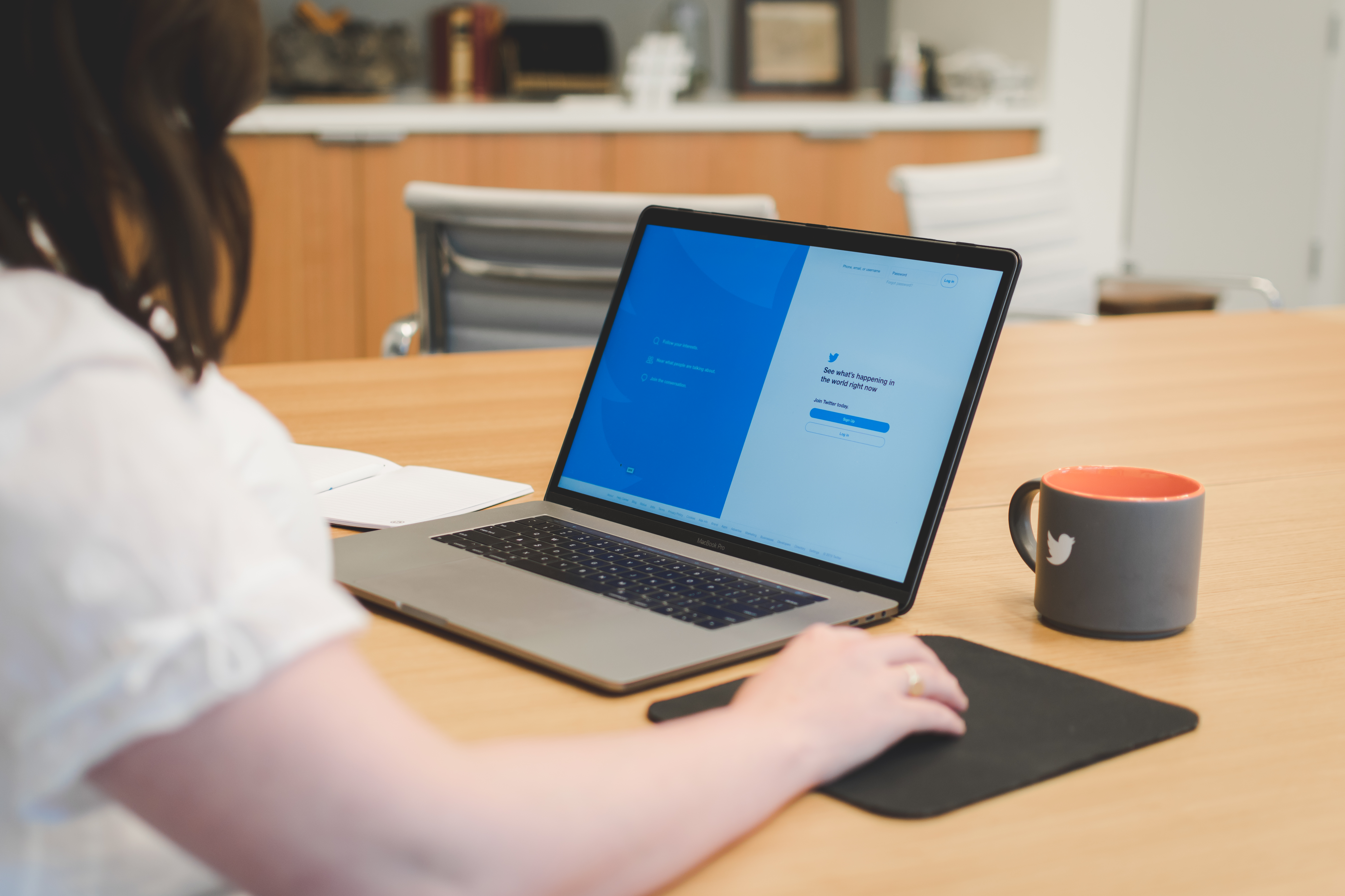 Twitterにログインする女性