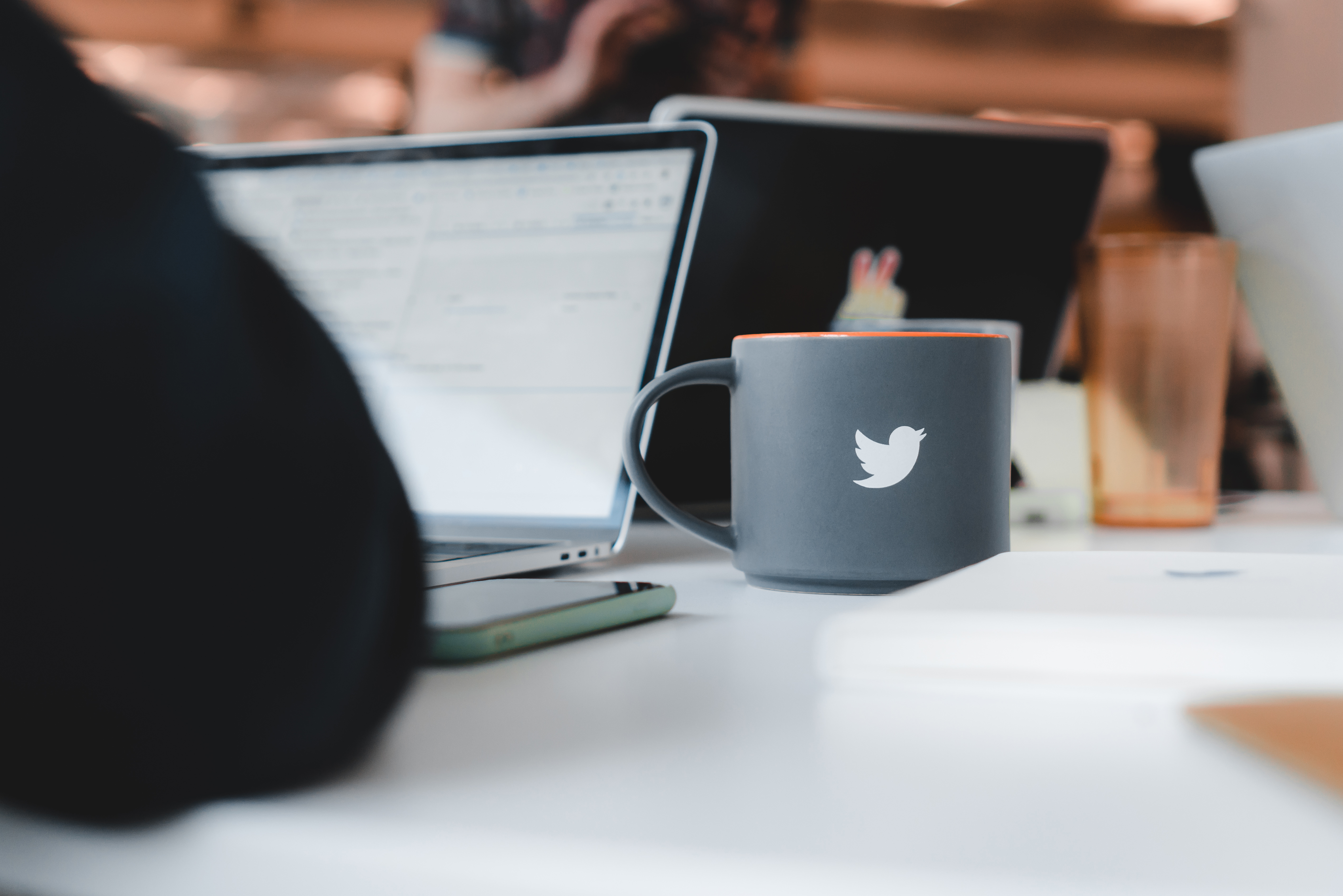 机の上のTwitterマグカップ