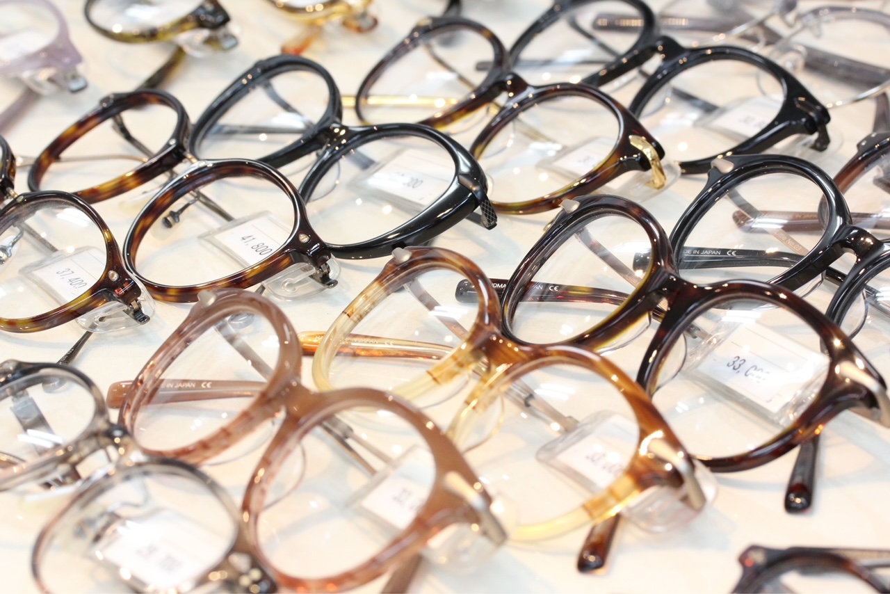 陳列されたメガネ