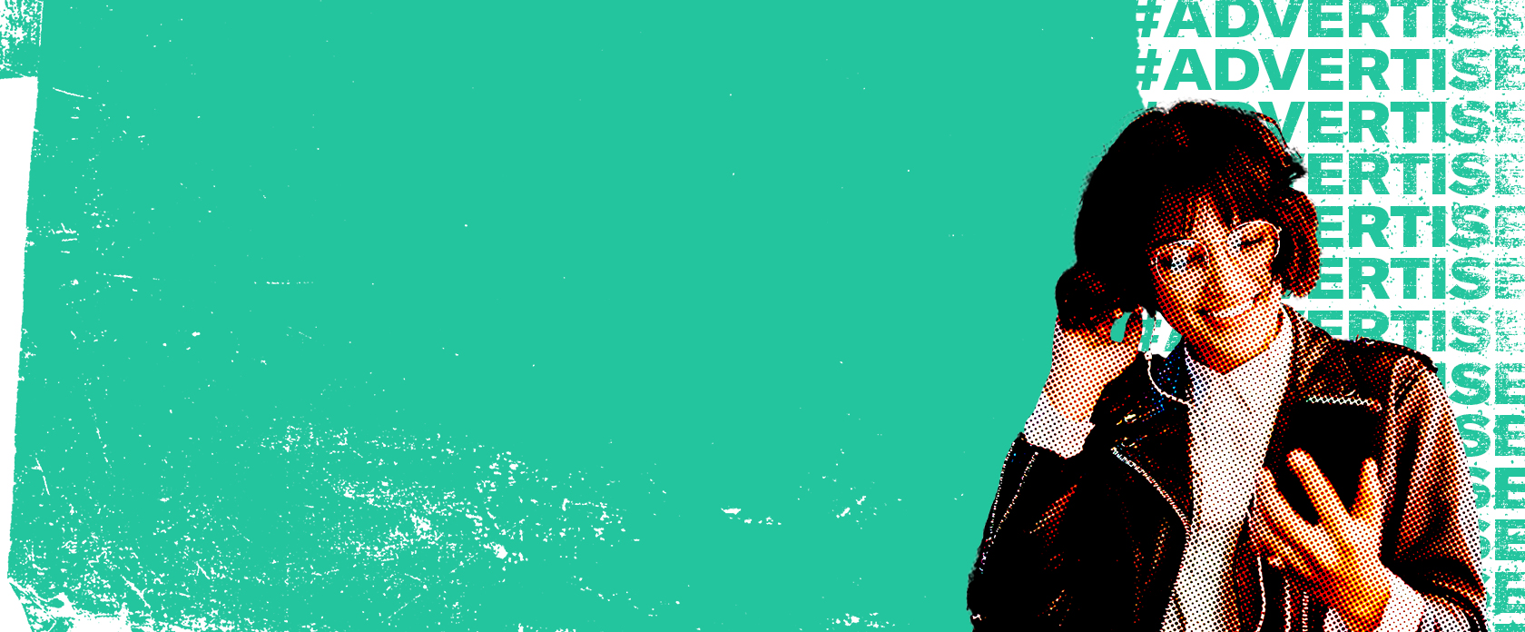 女性が自分のスマートフォンに微笑みかけているTwitter広告キャンペーン