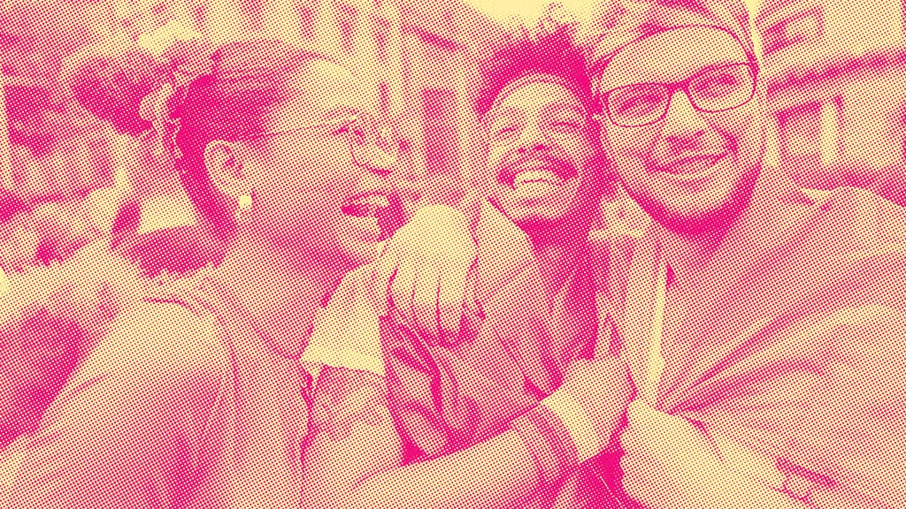 楽しそうに人々が笑っているピンクのオーバーレイがかかった画像